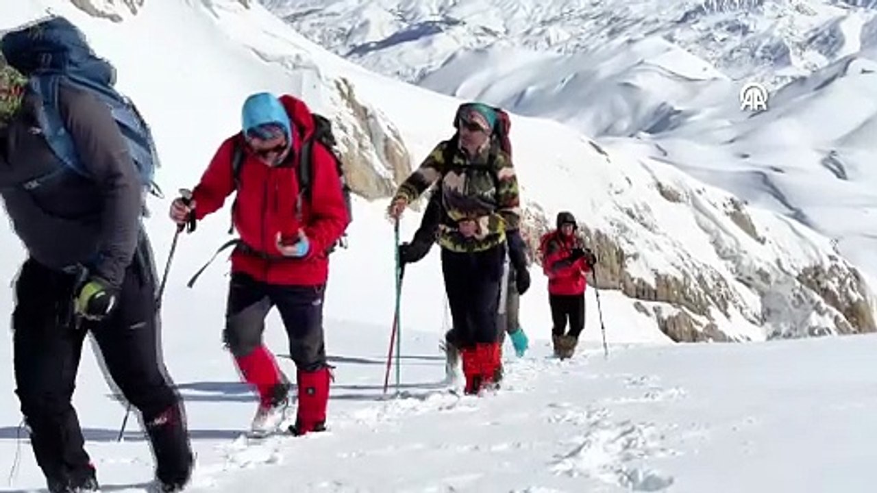 Üç metrelik karda zorlu tırmanış! Munzur Dağı dağcıları cezbediyor