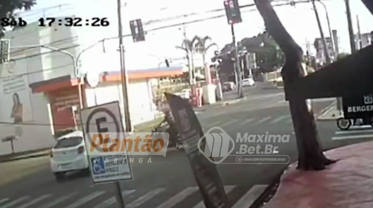 Carro atinge moto ao furar sinal vermelho em Sarandi