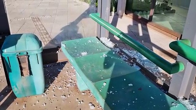 Ponto de ônibus fica com vidraças destruídas após acidente com coletivo