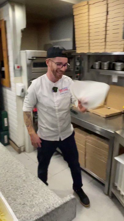 Quentin Sauret est triple champion de pizza acrobatique.
