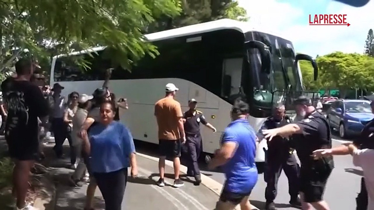 Australia, manifestanti bloccano autobus con squadra di calcio femminile iraniana