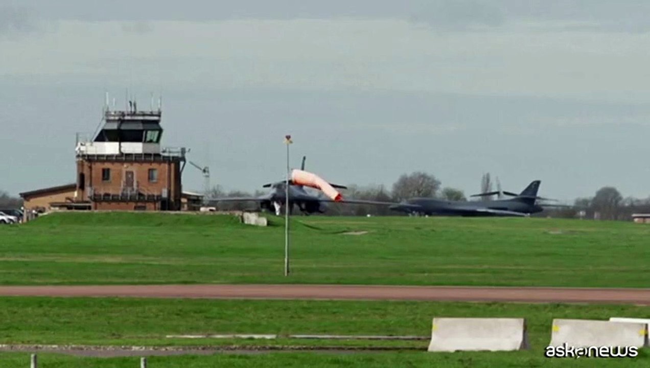 Un aereo militare americano decolla da una base aerea britannica