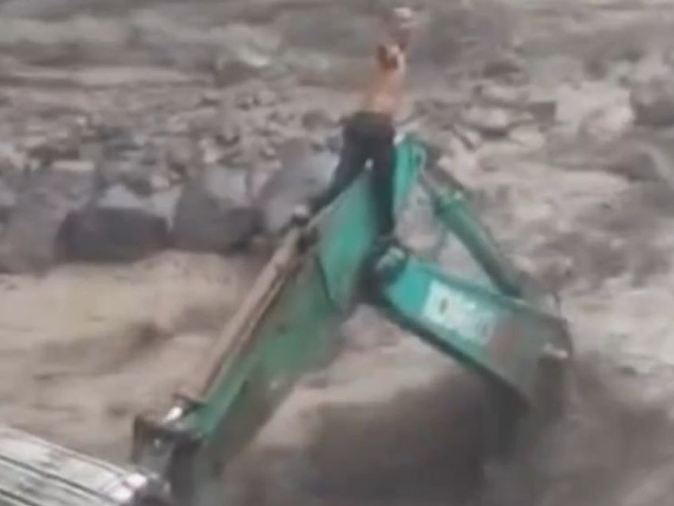 Von Wassermassen eingeschlossen: Baggerfahrer kämpft ums Überleben