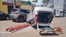Fiesta capota após colisão com Jeep Renegade na Rua Pio XII