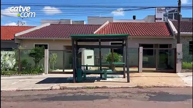 Vidros de ponto de ônibus ficam destruídos após acidente em Cascavel