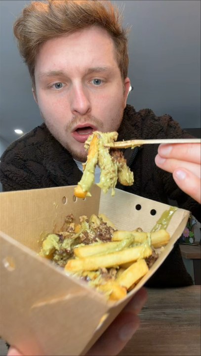 Des Croustys chez Burger King 😱✨ un sucré et salé ! Pour le salé c’est frites, sauce cajun et sauce barbecue et pour le sucré, on a un Crousty frites pistache, chocolat, kadaif et gaufrette Kit-Kat. Finalement, on est sur un Crousty au chocolat Dubaï !