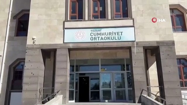 Bir türlü bitmek bilmiyor! Bu kez öğrenci yakını, müdüre kafa atta