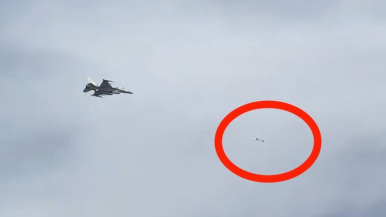 Caccia F-16 spara un missile contro un drone iraniano sulla spiaggia di Dubai