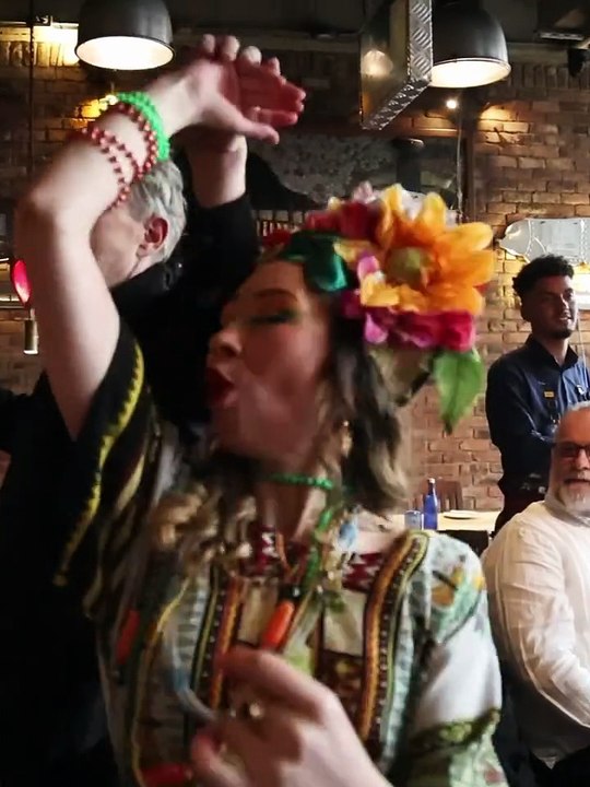 Video | Miguel Bosé es visto saliendo de "rumba" en Bogotá