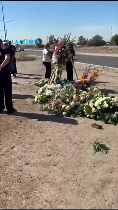 Familiares y amigos de Maria Fernanda colocaron coronas y ramos florales en el lugar donde la joven perdiera la vida