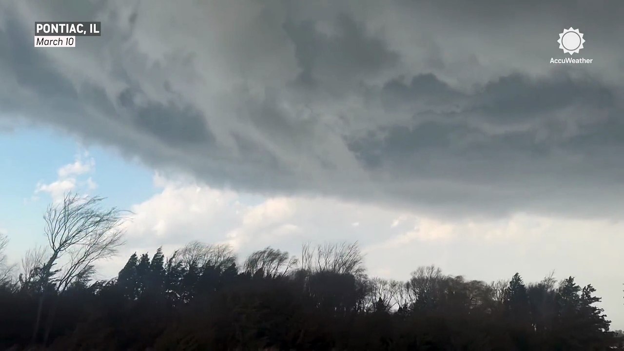Storm chasers intercept tornado in Illinois