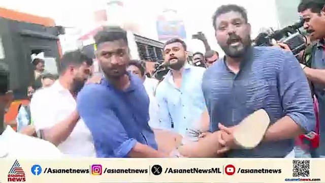 തമ്പാനൂരില്‍ യൂത്ത് കോണ്‍ഗ്രസ് പ്രതിഷേധത്തിനിടെ ഉന്തുംതള്ളും, പ്രവര്‍ത്തകന് ദേഹാസ്വാസ്ഥ്യം