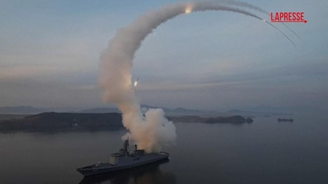 Corea del Nord, il secondo imponente test con missili da crociera sotto lo sguardo di Kim e di sua figlia