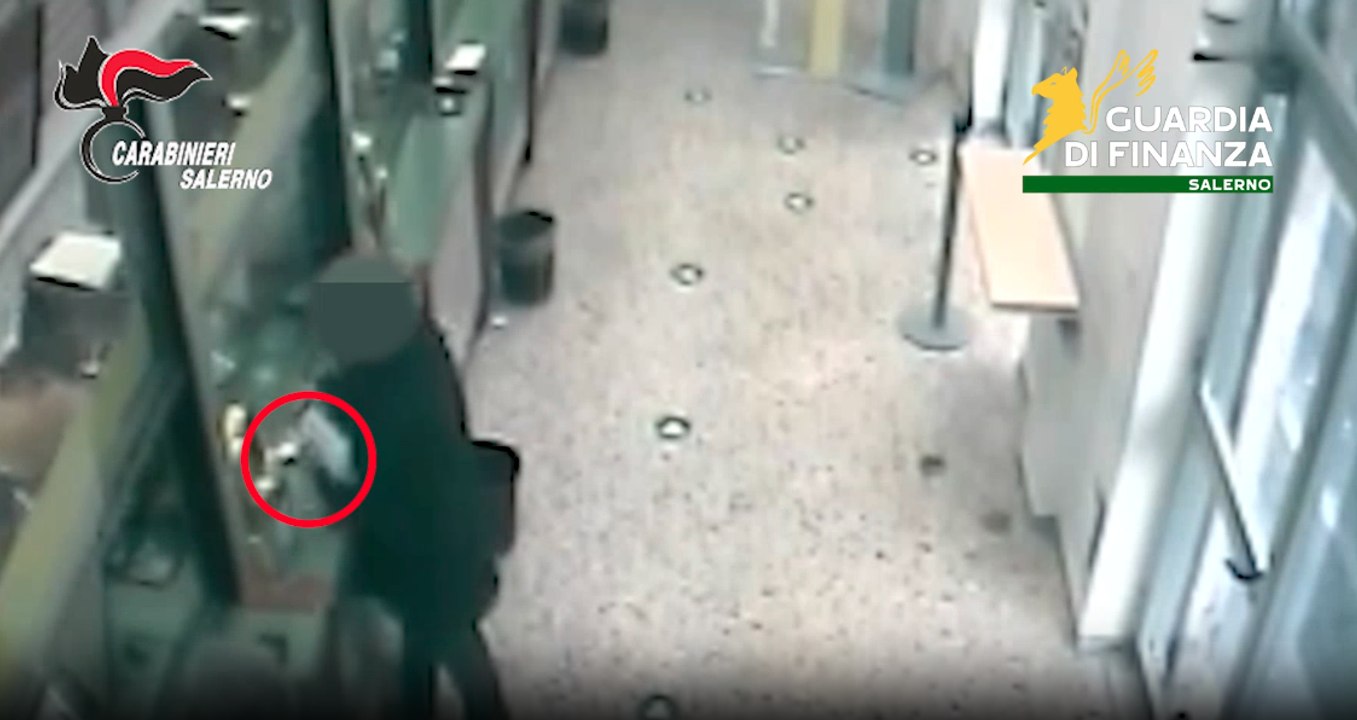 Blitz contro il riciclaggio e le frodi informatiche: maxi operazione da Salerno in tutta Italia
