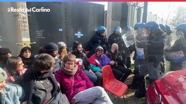 Protesta degli attivisti al Pilastro: La nostra è una resistenza passiva / Video