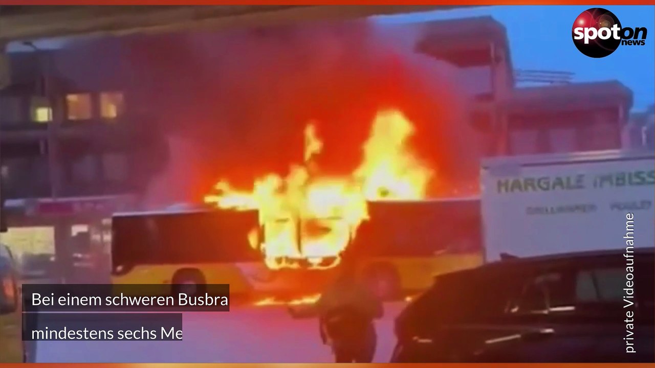 Schweizer Linienbus geht plötzlich in Flammen auf