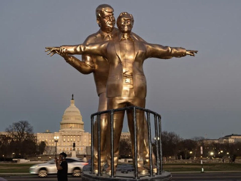 Neue Statue von Donald Trump und Jeffrey Epstein aufgetaucht
