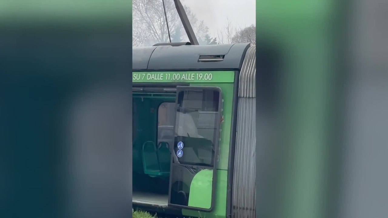 Le fiamme sul tram 27, i passeggeri: «Fumo, caldo, si sono spalancate le porte e ci siamo precipitati fuori»
