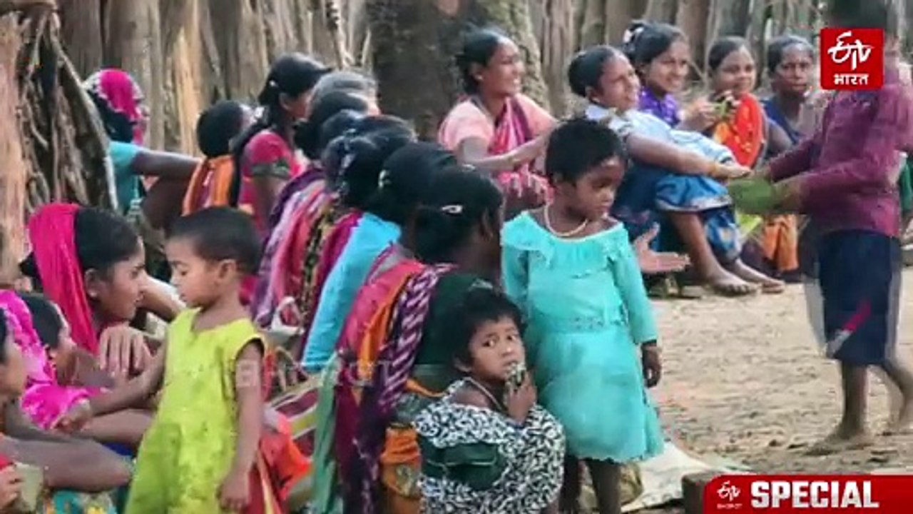 नक्सलवाद के साये से निकलता अबूझमाड़, झारावाही में ग्रामीणों ने श्रमदान से शुरू किया पारंपरिक घोटूल निर्माण