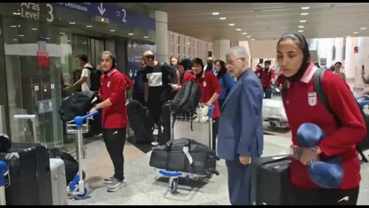 La nazionale femminile di calcio iraniana arriva in Malesia