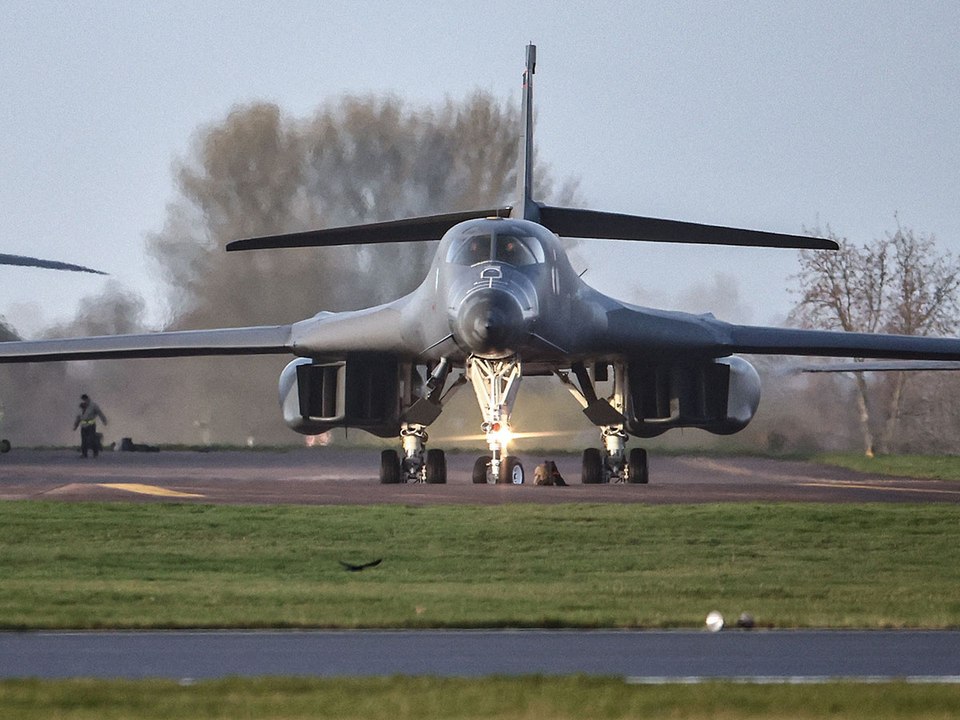 US Air Force’s giant C-5M Super Galaxy arrives in the UK