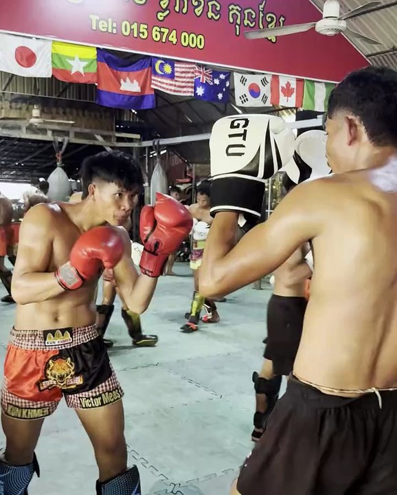 កម្ពស់ខ្ពស់ណាស់ ១,៩៥ម៉ែត្រ! កូនសិស្សលោកគ្រូ រីគី ម្នាក់នេះ មានប្រវត្តិលក់រទេះអេតចាយ មកហាត់គុនខ្មែរព្រោះស្រលាញ់ពេក