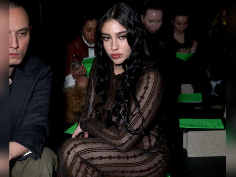 Lourdes Leon zeigt sich in durchsichtigem Maxikleid