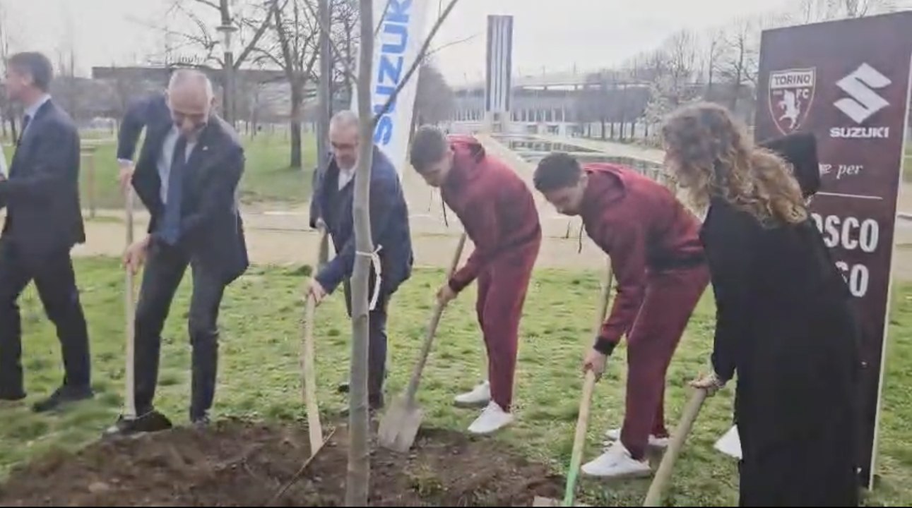 Simeone e Prati piantano alberi in Piazza d’Armi con Suzuki (VIDEO)