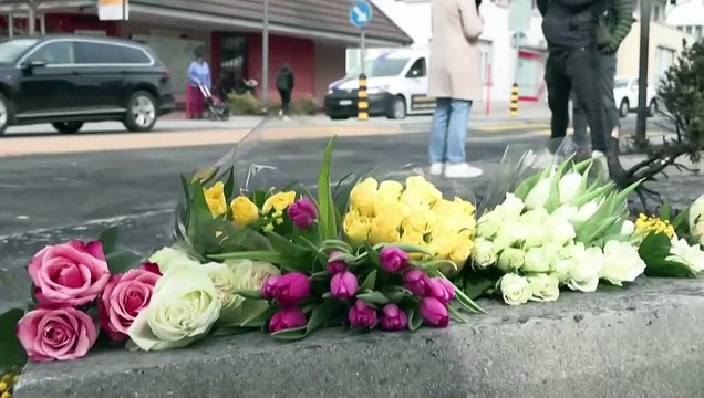 Svizzera occidentale, incendio mortale su autobus: i cittadini depongono fiori