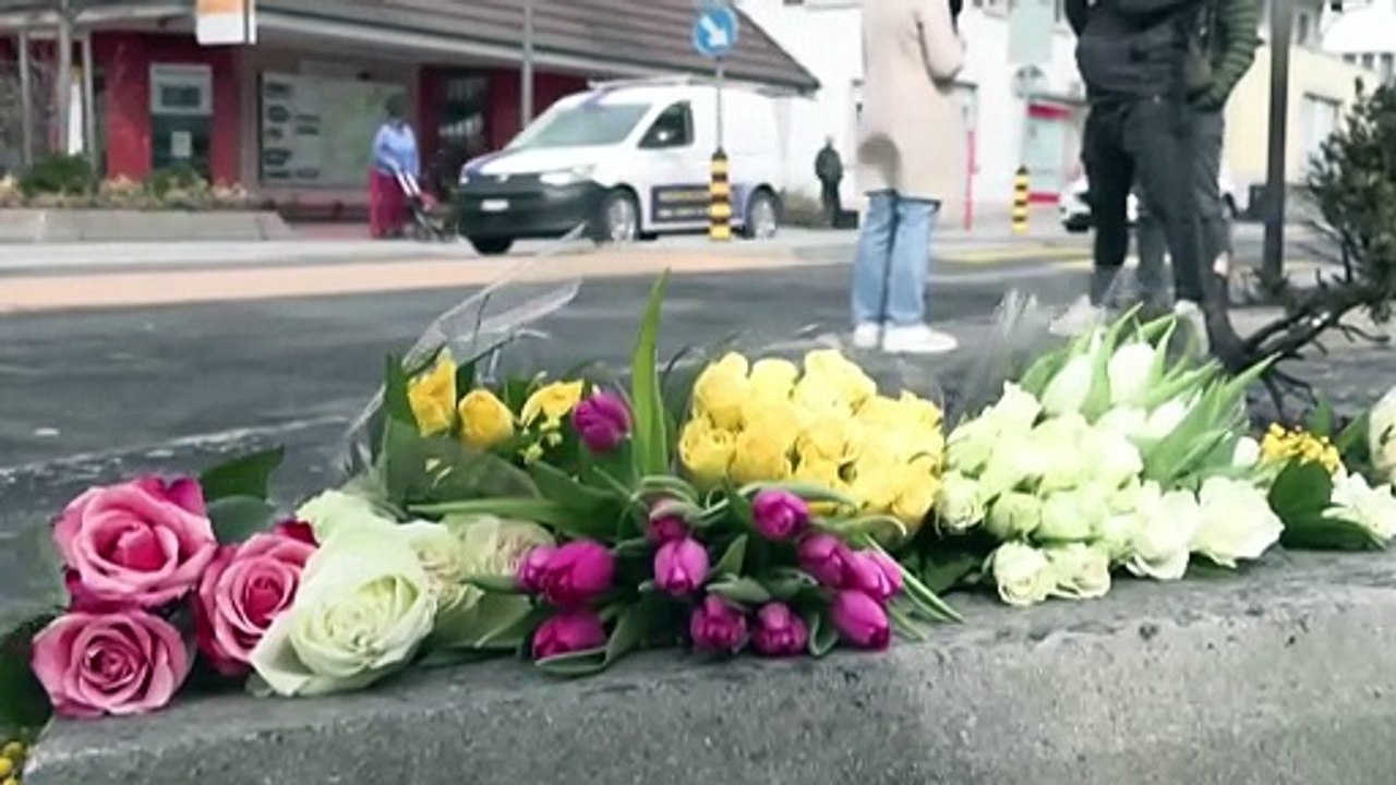 Żałobnicy składają kwiaty po śmiertelnym pożarze autobusu na zachodzie Szwajcarii