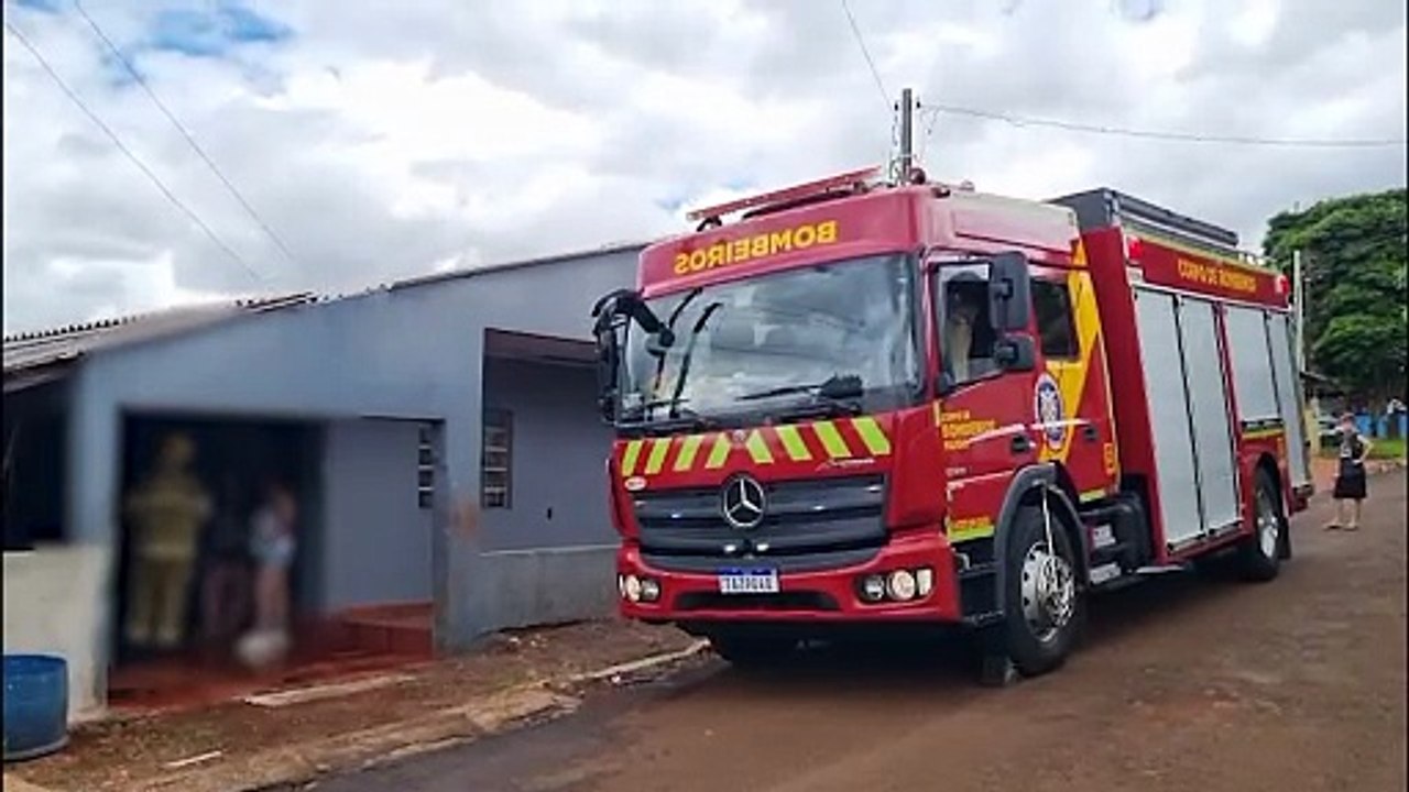 Casa de madeira é destruída em incêndio e família perde tudo