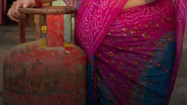 भारत में कितने LPG सिलेंडर? पेट्रोलियम और प्राकृतिक गैस मंत्रालय ने बताया