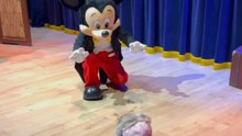 Heartwarming scene unfolds after toddler stumbles while greeting Mickey Mouse