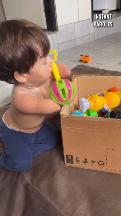 Une maman entraîne son fils en situation de handicap à déplacer des objets