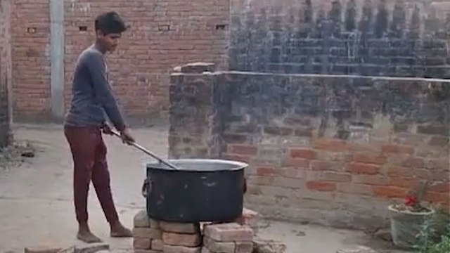 लकड़ी के चूल्हे पर बनी मिठाई, Video