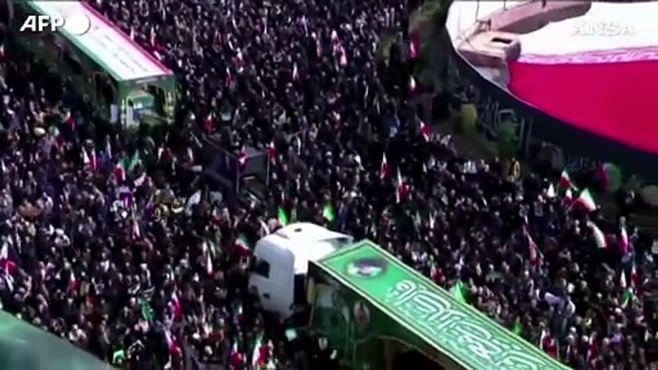 Teheran, i funerali dei vertici militari uccisi da Usa e Israele