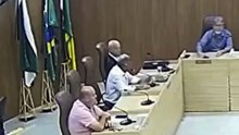 VÍDEO: Vereador causa polêmica ao comparar cor de piscina a “preto” durante discurso