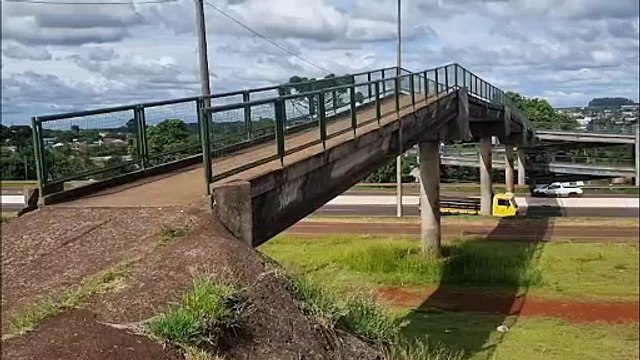 Mulher é socorrida pelo Corpo de Bombeiros em passarela da PRc-467, em Cascavel