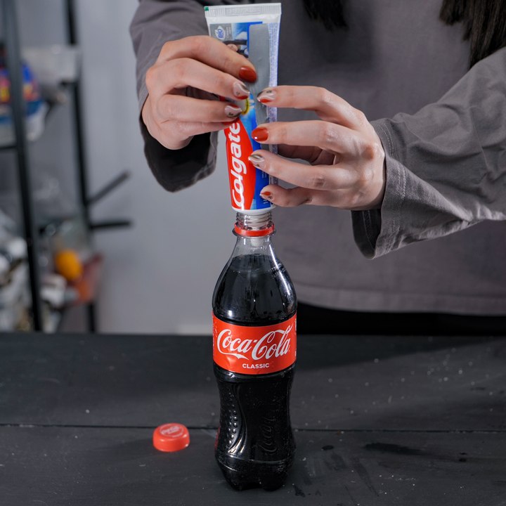 A powerful rust remover 🔨 from cola and toothpaste? We drink this? 🦷