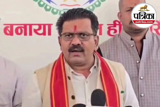 Naxal News: बस्तर में 101 हथियारों के साथ 108 नक्सलियों ने किया सरेंडर