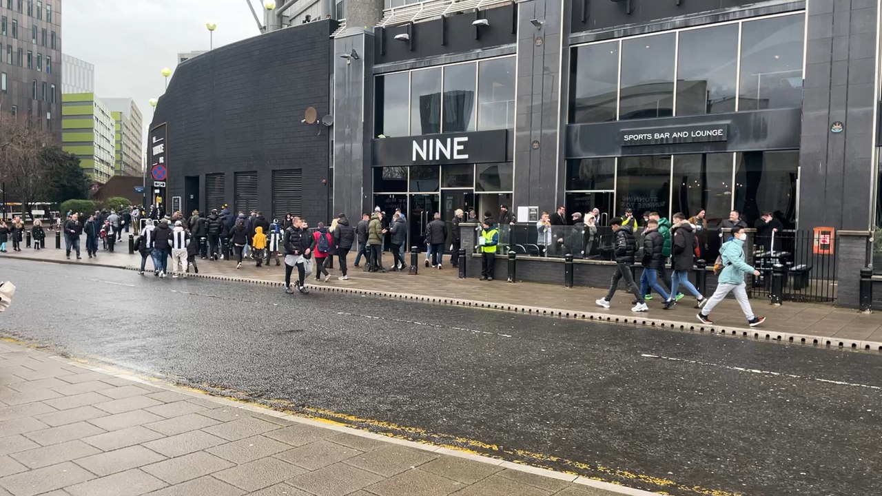 Newcastle boss Eddie Howe defends Antony Gordon after Alan Shearer comments