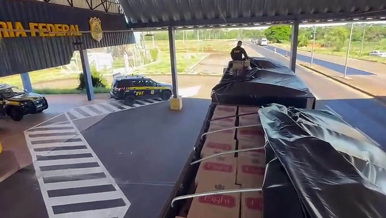 PRF apreende 600 mil maços de cigarros em bitrem na BR-487, em Umuarama