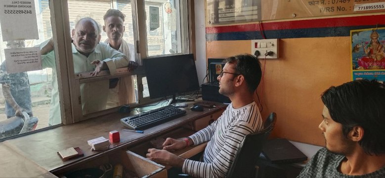 रसोई गैस को लेकर एजेंसियों व गोदामों पर लंबी कतार, धूप में कई घंटे इंतजार, सर्वर डाउन होने से बुकिंग ठप
