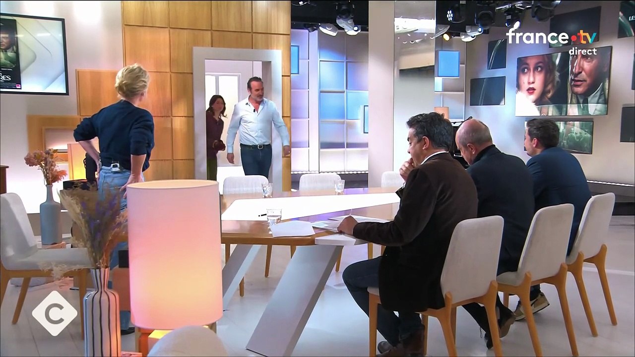L'actrice Nastya Golubeva chute violemment hier soir en entrant sur le plateau de "C à vous" provoquant stupeur et frayeur chez les invités et chroniqueurs