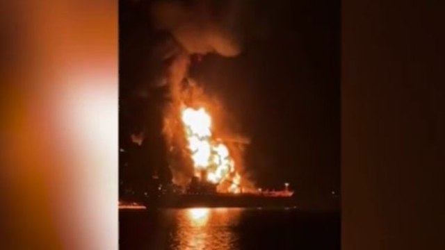 Petroliera in fiamme nel Golfo Persico dopo un attacco iraniano: colpita vicino alle coste dell'Iraq