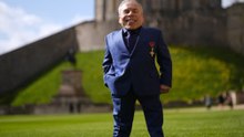 Prinz William übergibt Orden an "Harry Potter"-Star Warwick Davis