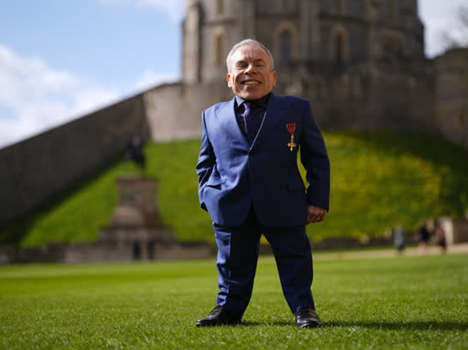 Prinz William übergibt Orden an 'Harry Potter'-Star Warwick Davis