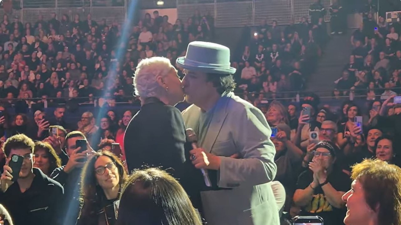 Renato Zero interrompe il concerto per abbracciare Enrica Bonaccorti: «Quest'uomo mi ha rubato il cuore per sempre»