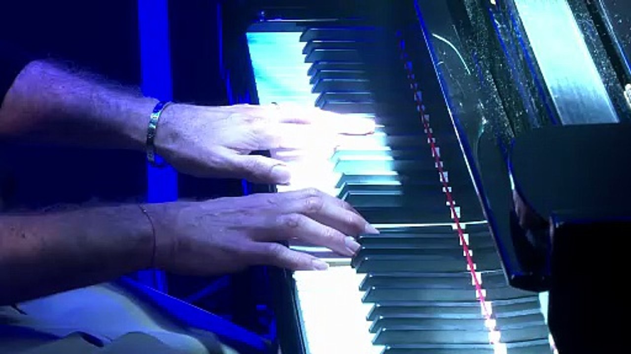 Alain Chamfort chante "Le Temps qui Court" dans "Le Très Grand Studio RTL"