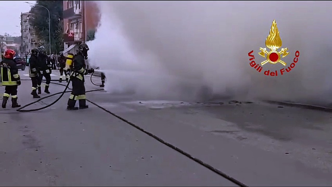 Auto in fiamme a Sassuolo: i vigili del fuoco spengono l'incendio